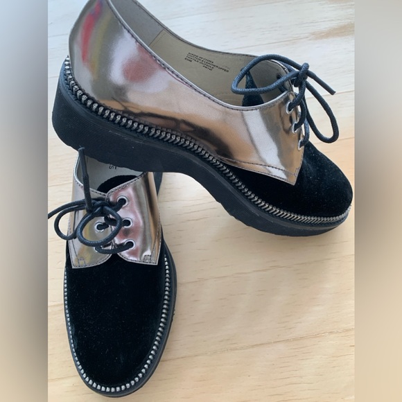 Michael Kors - Women’s Vivia Lace Up Platform Oxfords (6 1/2) - Picture 2 of 6